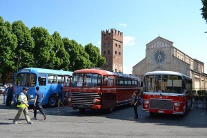 Camion e bus d?antan protagonisti a Jesi