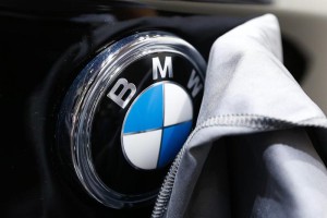 epa05100087 A worker polishes a BMW logo on a car during the inauguration of the Brussels Motor Show in Brussels, Belgium, 13 January 2016. The Motor show will run from 14 to 24 January. EPA/LAURENT DUBRULE
