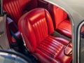 All'asta Aston Martin di Sean Connery, l'auto di James Bond 
Una DB5 del 1964, si stima che raggiunga i 2 mln di dollari 
NEW YORK 
(ANSA) - NEW YORK, 31 MAG - Una Aston Martin di proprietà del defunto Sean Connery sarà messa all'asta dagli eredi tramite la Broad Arrow Auctions di Detroit il prossimo 18 agosto. Si tratta di una DB5 del 1964. Si stima che possa raggiungere i 2 milioni di dollari. Connery, morto nel 2020, ha interpretato il ruolo dell'iconica spia britannica in sette film dal 1962 al 1983. L'Aston Martin DB5 è apparsa in otto film del franchise James Bond a partire da Agente 007 - Missione Goldfinger (Goldfinger) del 1964, diretto da Guy Hamilton. Secondo il figlio Jason, Connery non guidò mai questo modello specifico in alcun film della saga 007, ma acquistò la vettura e amava guidarla. L'auto che andrà all'asta era inizialmente di colore nero, ma è stata verniciata in grigio argento in modo da essere simile a quella guidata nel film. Ha inoltre interni in pelle Connelly rossa. Nell'ultimo film della serie, No Time To Die (2021) la DB5 è la vettura da cui Bond (Daniel Craig) aziona le mitragliatrici nascoste nei fari durante un drift a 360 gradi. (ANSA)