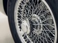 All'asta Aston Martin di Sean Connery, l'auto di James Bond 
Una DB5 del 1964, si stima che raggiunga i 2 mln di dollari 
NEW YORK 
(ANSA) - NEW YORK, 31 MAG - Una Aston Martin di proprietà del defunto Sean Connery sarà messa all'asta dagli eredi tramite la Broad Arrow Auctions di Detroit il prossimo 18 agosto. Si tratta di una DB5 del 1964. Si stima che possa raggiungere i 2 milioni di dollari. Connery, morto nel 2020, ha interpretato il ruolo dell'iconica spia britannica in sette film dal 1962 al 1983. L'Aston Martin DB5 è apparsa in otto film del franchise James Bond a partire da Agente 007 - Missione Goldfinger (Goldfinger) del 1964, diretto da Guy Hamilton. Secondo il figlio Jason, Connery non guidò mai questo modello specifico in alcun film della saga 007, ma acquistò la vettura e amava guidarla. L'auto che andrà all'asta era inizialmente di colore nero, ma è stata verniciata in grigio argento in modo da essere simile a quella guidata nel film. Ha inoltre interni in pelle Connelly rossa. Nell'ultimo film della serie, No Time To Die (2021) la DB5 è la vettura da cui Bond (Daniel Craig) aziona le mitragliatrici nascoste nei fari durante un drift a 360 gradi. (ANSA)