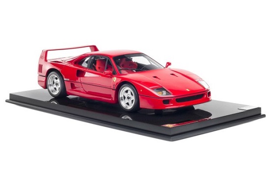Modellino Ferrari F40 in scala 1:8, una lussuosa miniatura.