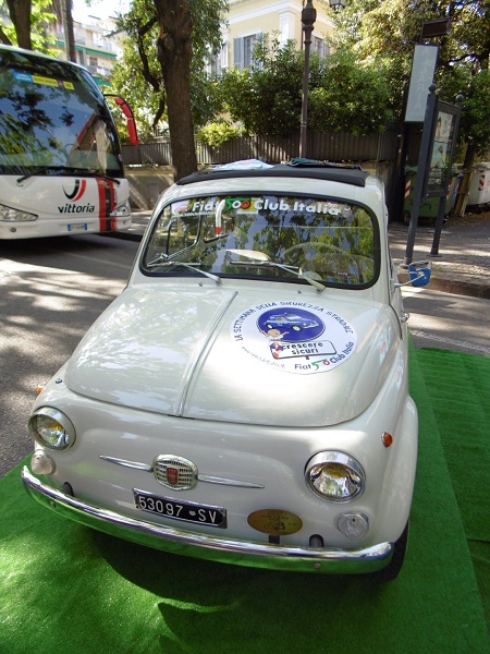 Una 500 storica al Giro di Italia per promuovere la Sicurezza Stradale.