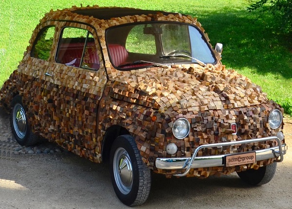Una Fiat 500 speciale ad opera di un ebanista milanese.