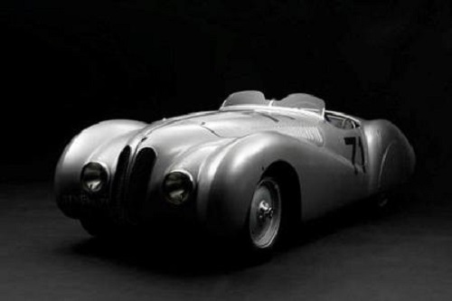 La Mercedes fa gli auguri di buon compleanno alla BMW.