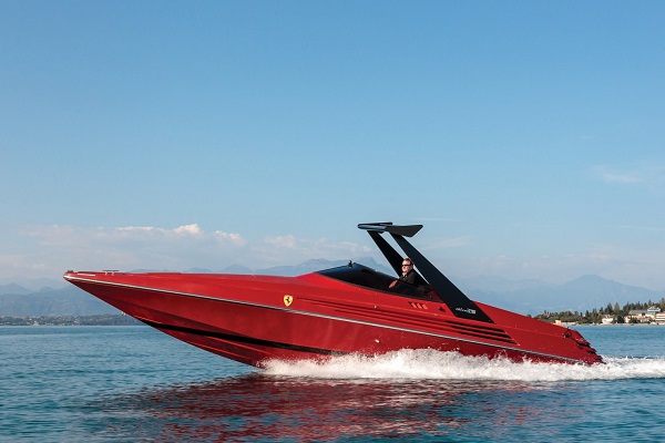 Riva Ferrari 32: due miti si uniscono per un prodotto d’eccellenza.