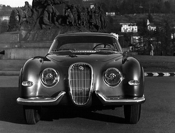 Restauro “live” per la Jaguar XK120 del 1954 Pininfarina.