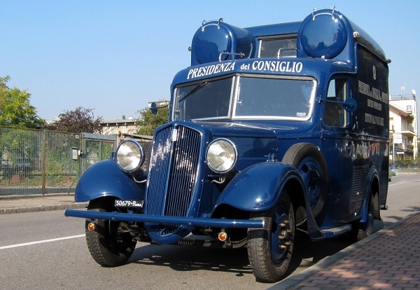 Torna il cinema nelle strade con un veicolo d’epoca.