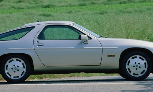 Porsche 928, la prima con motore anteriore, compie 40 anni.
