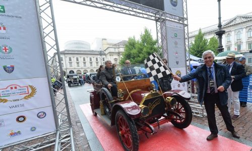 Milano saluta i gioielli senza tempo del Defilé Auto e Moto Anteguerra