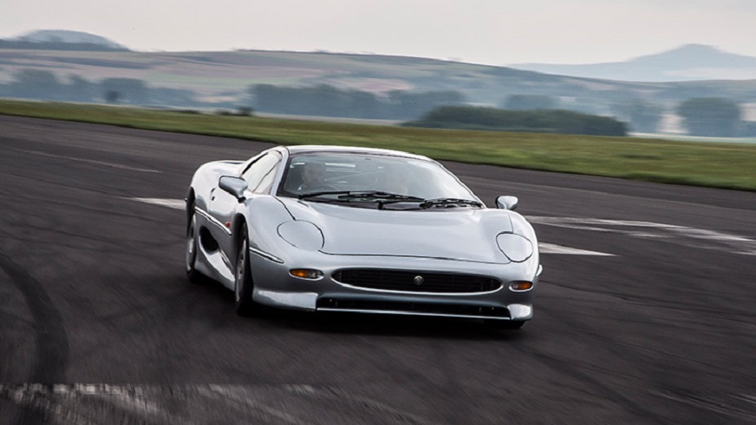 La Jaguar XJ220 torna a vestire pneumatici Pirelli