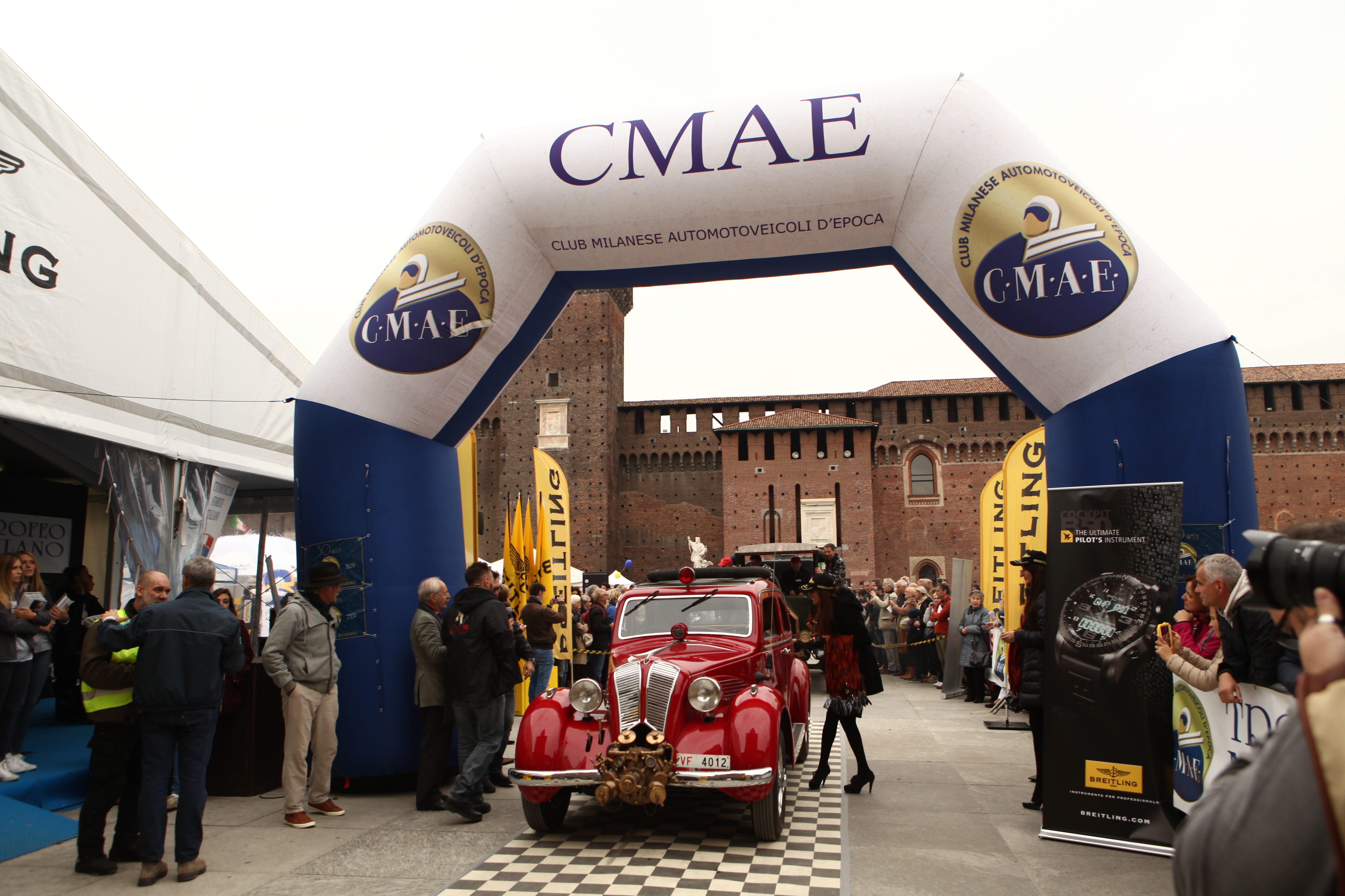 Trofeo Milano 2017: le belle auto d’epoca al Castello Sforzesco.