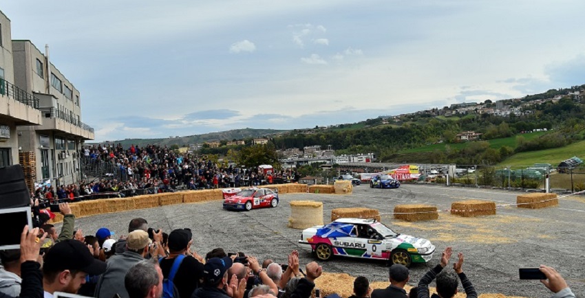 Rally + Leggenda (auto-piloti-pubblico) = Rallylegend.