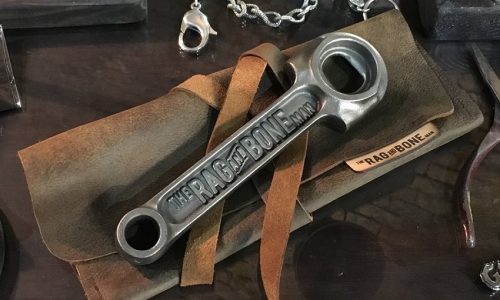 Un curioso apribottiglie da officina.