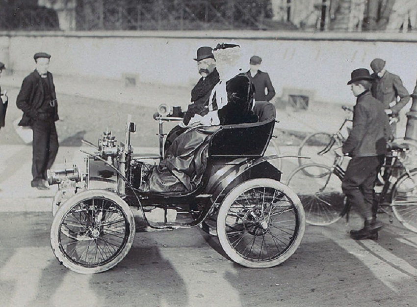 Renault compie 120 anni, la prima vettura Type A costruita in una casetta e venduta nel 1898.