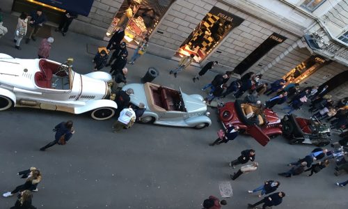 Sfilata di gioielli a quattro ruote nel centro di Milano