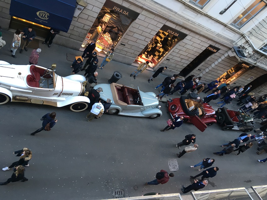 Sfilata di gioielli a quattro ruote nel centro di Milano