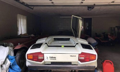 Nel box del nonno trova una Lamborghini Countach LP5000S e anche una Ferrari 308.