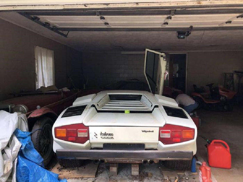 Nel box del nonno trova una Lamborghini Countach LP5000S e anche una Ferrari 308.