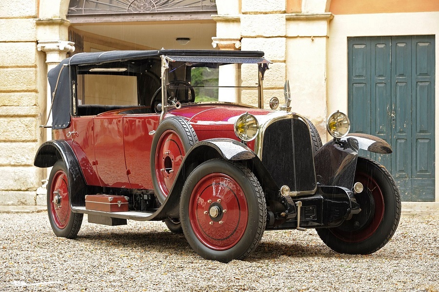 La rara Avions Voisin del Museo Nicolis in scena a Padova con nella Parigi degli anni ’20.