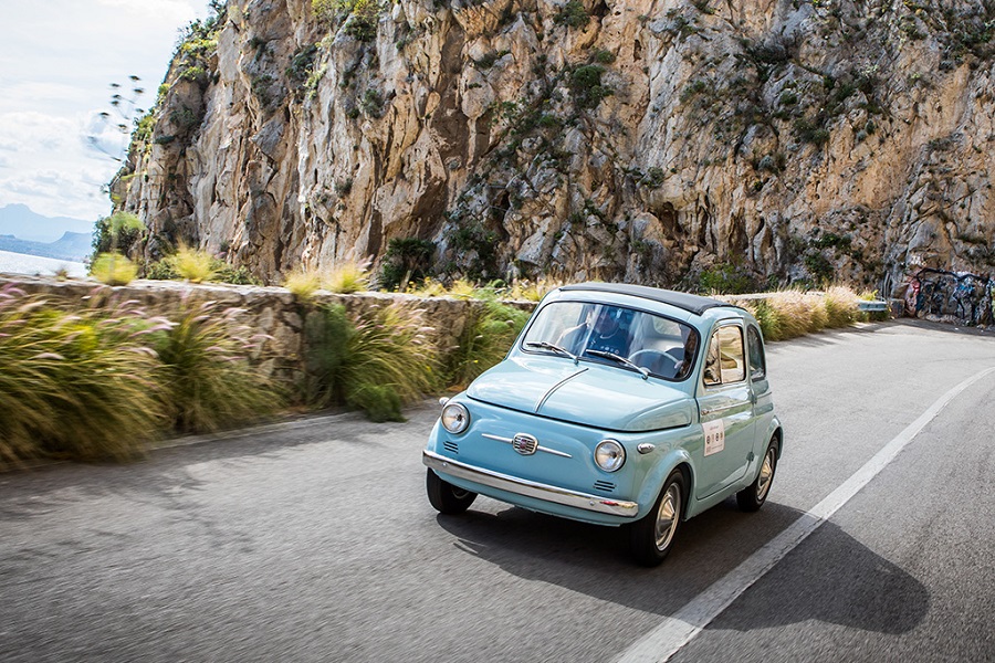 Il Fiat 500 Club Italia per i commercianti e le famiglie del Ponte Morandi.