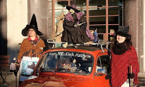 La Befana come ogni anno arriva al Gaslini in Fiat 500.