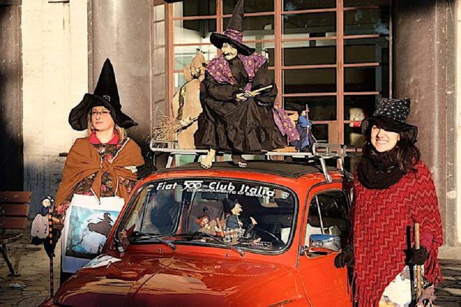 La Befana come ogni anno arriva al Gaslini in Fiat 500.