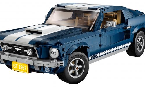 I mattoncini della Lego creano una piccola Ford Mustang.