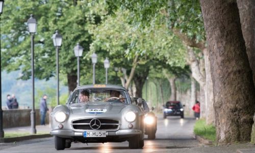 Otto 300 SL “Gullwing” in viaggio per mille miglia.