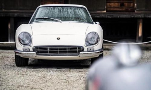 Dalla Miura alla Diablo, Lamborghini brilla tra i fiori di ciliegio.