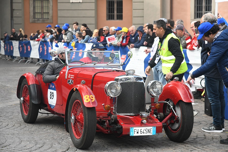 Le auto della Mille Miglia in direzione Bologna per il finale della terza tappa.