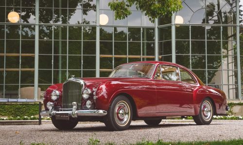 I cent’anni di sportiva eleganza della Bentley raccontata in un libro.