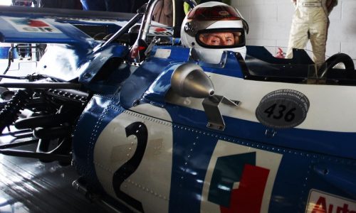 Stewart si rimette alla guida della Matra MS 80-02 per celebrare la vittoria al GP d’Inghilterra.