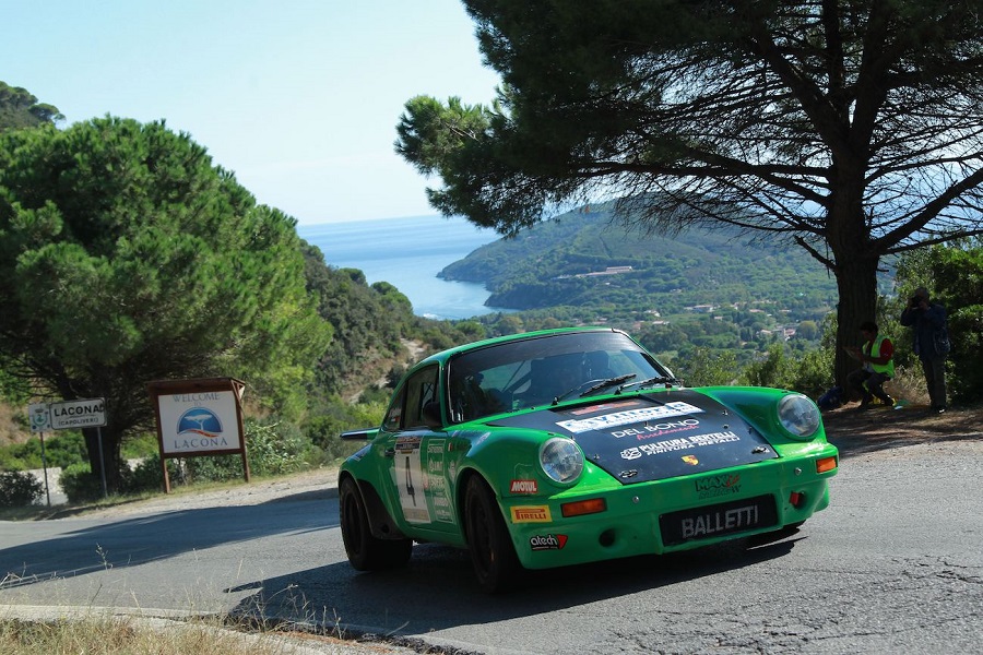 Salvini, su Porsche 911, firma il XXXI Rallye Elba Storico-Trofeo Locman Italy.