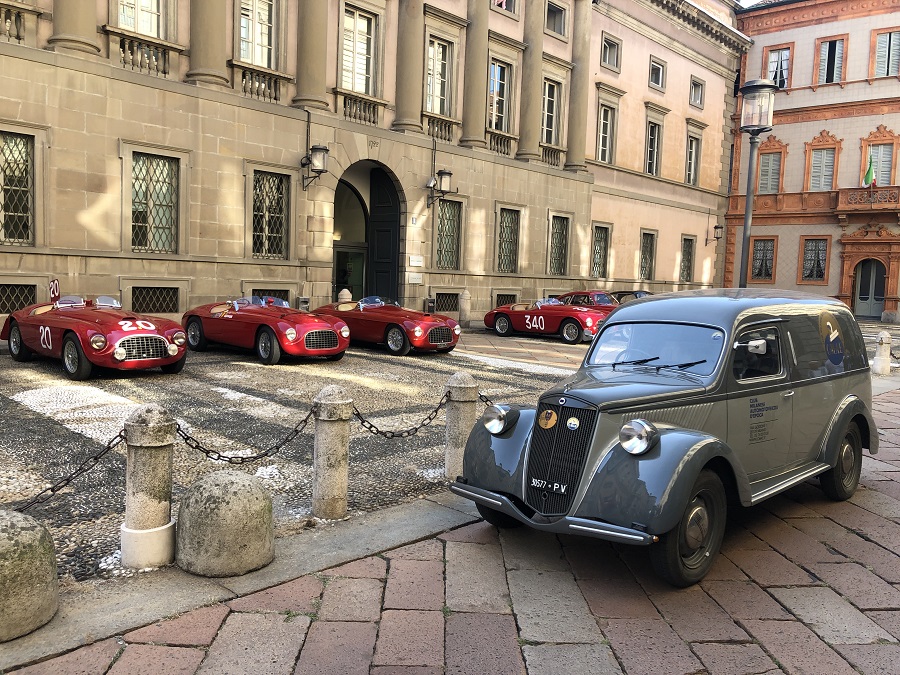 Le Ferrari d’epoca carrozzate Touring protagoniste nel cuore di Milano.