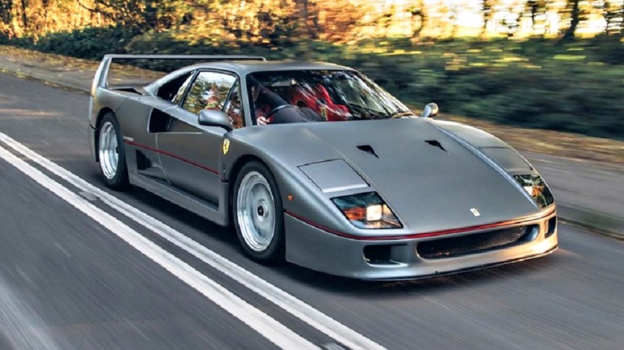 Un modellino celebra la Ferrari F40 del Sultano.