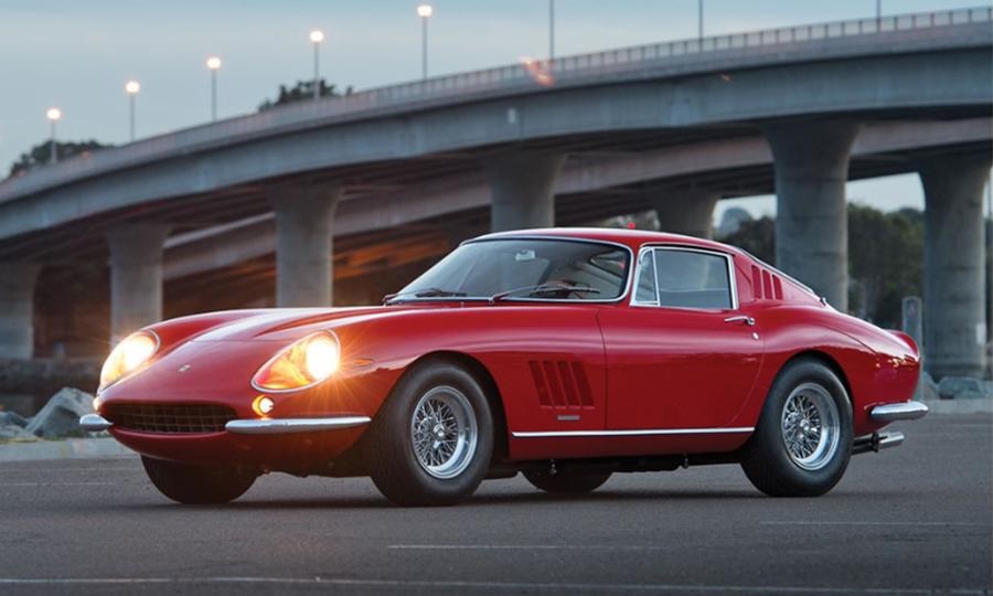 Scorribande parigine in Ferrari!