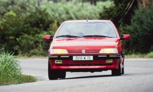 Peugeot 405 T16, berlina fuori e supersport sotto il cofano.