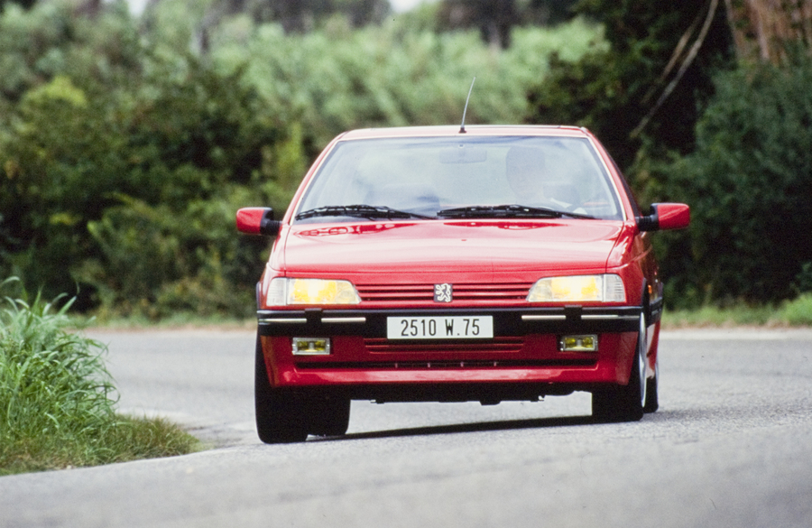 Peugeot 405 T16, berlina fuori e supersport sotto il cofano.
