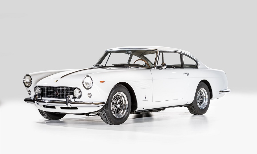 Una monografia sulla Ferrari 250 GTE.
