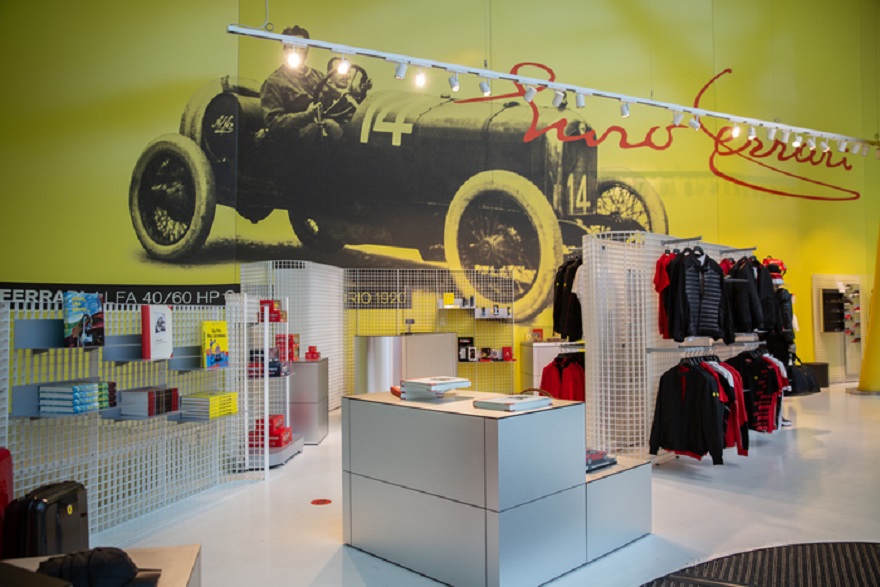 Libri storici su storia Ferrari in vendita per beneficenza.