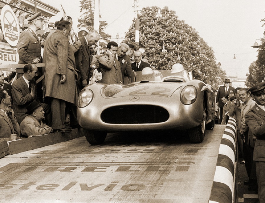 Mercedes rende omaggio a Sir. Stirling Moss alla Mille Miglia 2021.