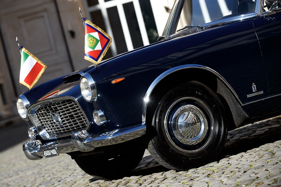 Lancia celebra i suoi 115 anni di storia e i 60 anni della Flaminia presidenziale sullo sfondo del Quirinale.