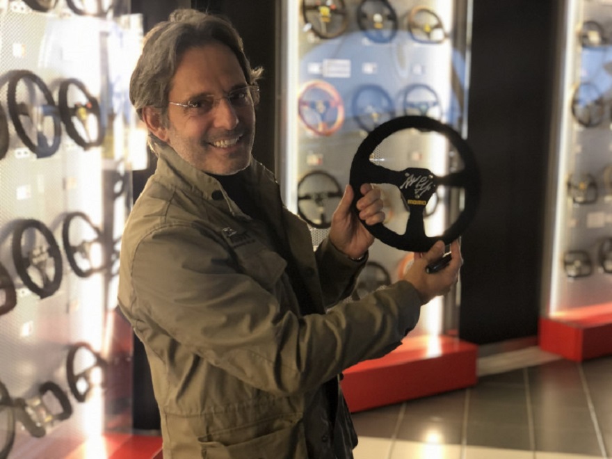 Al Museo Nicolis il volante e la tuta dell’ex pilota F1 Alex Caffi.