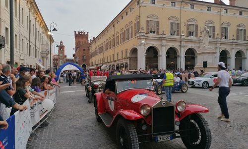 All’ombra del Castello Estense di Ferrara fa la prima sosta la Freccia Rossa.