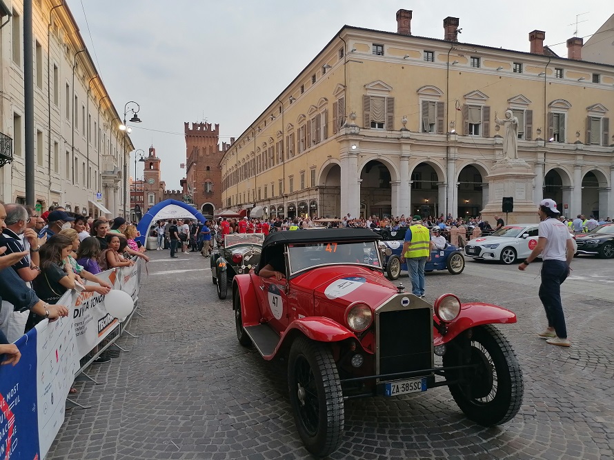 All’ombra del Castello Estense di Ferrara fa la prima sosta la Freccia Rossa.