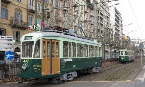 Torino celebra 150 anni di tram, sarabanda di mezzi storici.