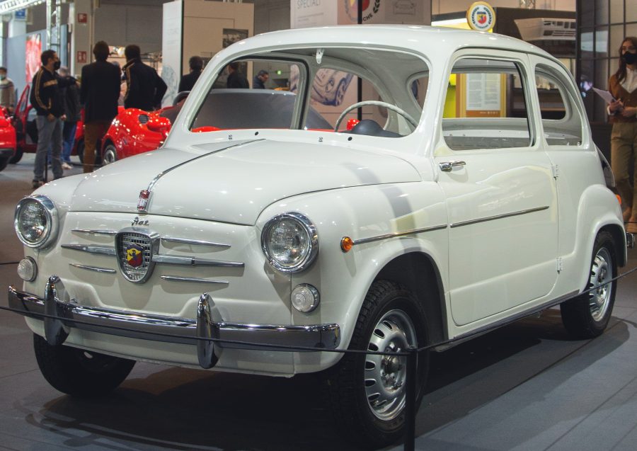 La storica Fiat-Abarth 850 TC in mostra al Salone Rétromobile di Parigi.