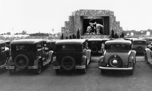 90 anni di drive-in: il cinema visto dall’automobile.