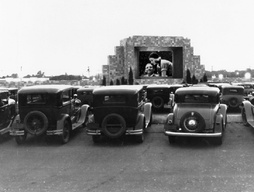 90 anni di drive-in: il cinema visto dall’automobile.
