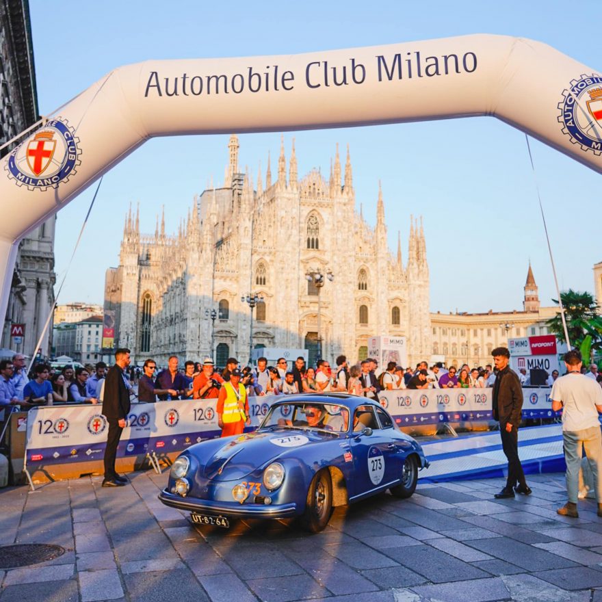 Gli equipaggi della 1000 Miglia arrivano a Milano.